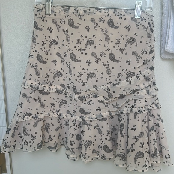 For love and lemons skirt, lots of detailing size large - Picture 2 of 4